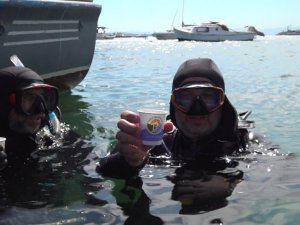 Müsilajdan arındırılan Tuzla’da denizde dalgıçların çay keyfi