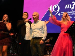 Ünlü şarkıcı Barbaros, Mersin’de sevenleriyle buluştu