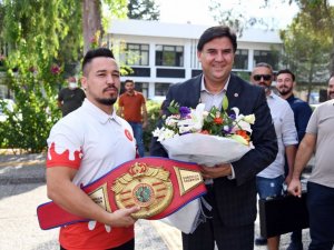 Milli Boksör Alcu, Başkan Karaca’yı ziyaret etti