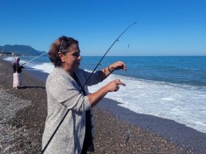 Denize oltayı atan kova kova balık tutuyor