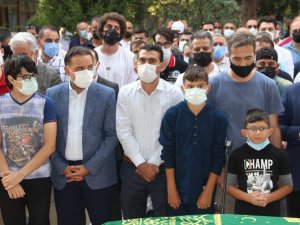 Korona virüse yenilen doktor son yolculuğuna uğurlandı