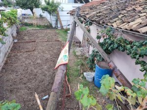 Fırtınada telefon direği evin üzerine düştü