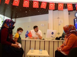 Dertleri, sorunları dinliyor, çözüm için çalışıyor