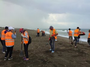 Hatay’da yağmura rağmen petrol atıkları temizleniyor