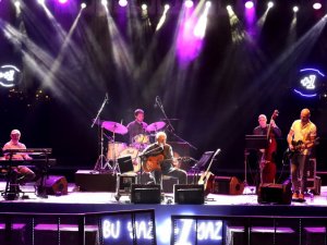 Bülent Ortaçgil, Güz Konserleri’nde nostalji yaşattı