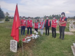 Kızılay şehidi mezarı başında anıldı