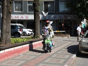 Çöpler sokaklarda böyle yürüdü