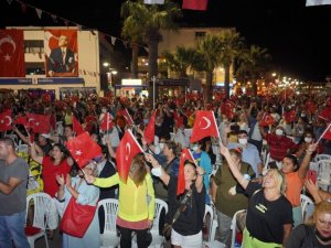 Coşkulu kalabalıktan dev koro