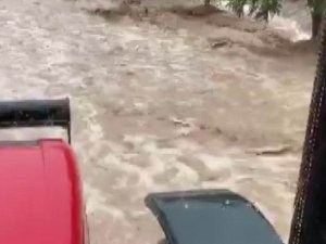 Karaman’da dağdan inen sel suları köyü dereye çevirdi