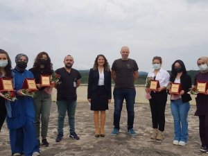 Covid-19 ile mücadelede görev alan sağlık çalışanlarına plaket ve başarı belgesi