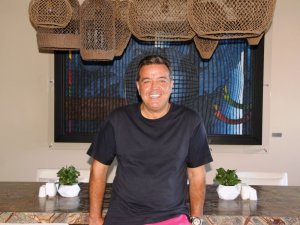 Sanatsever iş adamı otelini sanat eserleriyle süsledi, turistler hayran kaldı