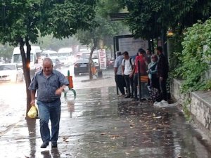 Kozanlılar dolu ve şiddetli yağmura hazırlıksız yakalandı