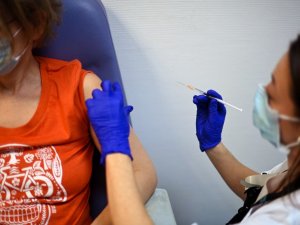 Fransa’da Covid-19 aşısı olmayan yaklaşık 3 bin sağlık çalışanı işten uzaklaştırıldı