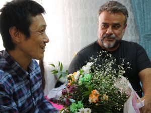 Ünlü sanatçı Bülent Serttaş, Elazığlı ailenin evinde misafir ettiği Japon turisti ziyaret etti