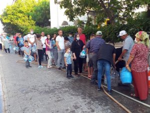 Rezaletin böylesi, vatandaş su almak için sokağa döküldü