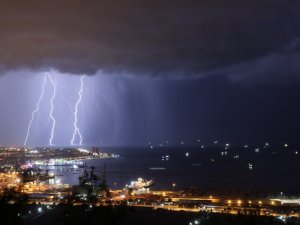 İskenderun’da şimşekler geceyi aydınlattı, sağanak hayatı felç etti