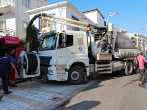 Belediye ekiplerinden su taşkını ve sel riskine karşı önlem