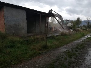 Cumayeri Belediyesi metruk binaları yıkmaya başladı