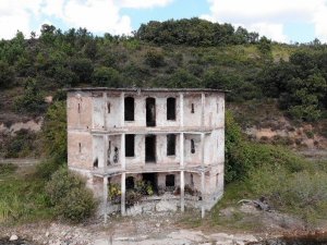 Pendik’te talan edilen tarihi konak havadan görüntülendi
