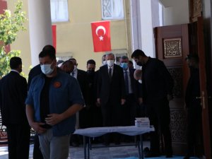 Cumhurbaşkanı Erdoğan, Cuma namazını Mersin’de Emir Sultan Camiinde kıldı