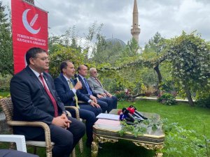 YRP Genel Başkanı Erbakan: "Aşıların kuyruklu, hayvan postuna sahip insanların doğumu gibi korkunç sonuçlara yol açabilmesi mümkün"