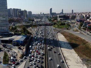 İstanbul’da hafta sonu öncesi trafik yoğunluğu havadan görüntülendi