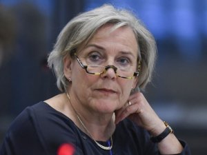 Hollanda’da art arda istifalar: Savunma Bakanı Bijleveld de istifa etti