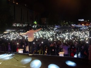 Ünlü şarkıcı Altın Safran Festivali’nde hayranlarını coşturdu