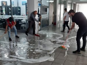 Vatandaşlar, temizlik ekipleriyle iş merkezini temizledi