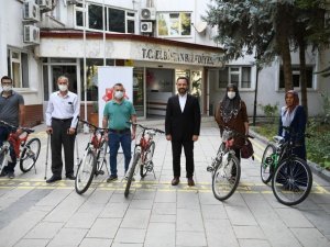 Aşı olup bisiklet ve altın kazandılar