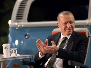 Cumhurbaşkanı Erdoğan, Mersin’de gençlere şarkı söyledi