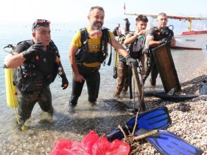 Dünyaca ünlü sahilden 30 dakikada çıkan çöpler pes dedirtti