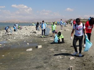 Van Gölü kıyıları çöpten arındırıldı