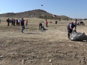 Kırıkkale’de çevreci gençler tonlarca çöp topladı