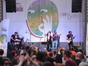 Sattas, ‘Cuma İş Çıkışı’ açık hava konserinde sahne aldı