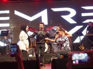 Kestel’de Emre Kaya konserinde evlilik teklifi sürprizi