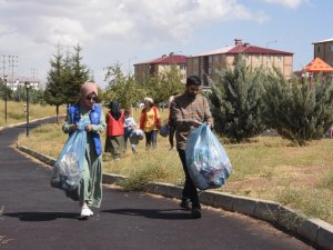 Bitlis’te gönüllüler çöp topladı