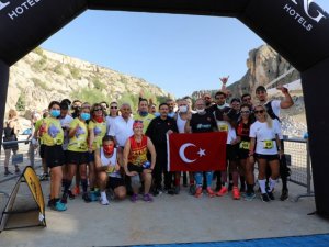 Vali koşuda soluk soluğa kalınca bitiş noktasında espriyi patlattı