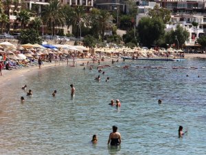 Kavurucu sıcağı gören denize koştu