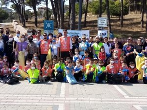 200 çevre gönüllüsü 90 poşet çöp topladı