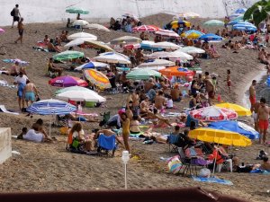 Hafta sonu ve sıcak havayı fırsat bildiler sahillere akın ettiler