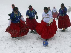Bolivyalı dağcı kadınlardan 5 bin 890 metre yükseklikte futbol maçı