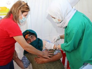 Aşı olmaktan korkan Güllü ninenin hemşire ile diyaloğu güldürdü