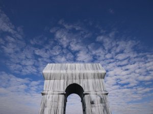Kumaşla kaplanan Paris’in simgesi Zafer Takı ziyarete açıldı