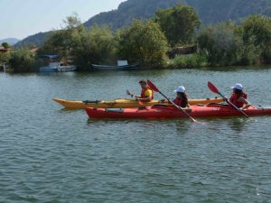 Yangın bölgelerindeki çocuklar su sporları ile tanıştı
