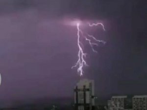 Başakşehir’de çakan şimşekler geceyi aydınlattı