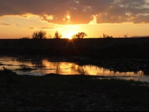 Kars’ta gün batımında gökyüzü kızıla büründü
