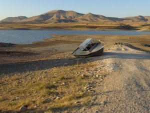 Kırkat Göleti’nde su seviyesi azaldı, suyun ortasında bulunan tekne karaya oturdu