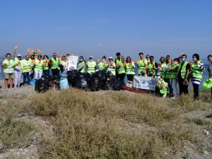 Sahilden 193 kilo çöp topladılard