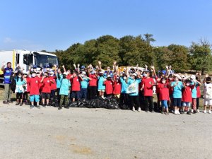 Tuzlalı öğrenciler birlikte ormanı temizledikleri personele şarkı armağan etti
